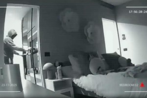 开云-瓦尔迪和妻子曝光了去年被偷时的监控画面，几名窃贼均带有武器